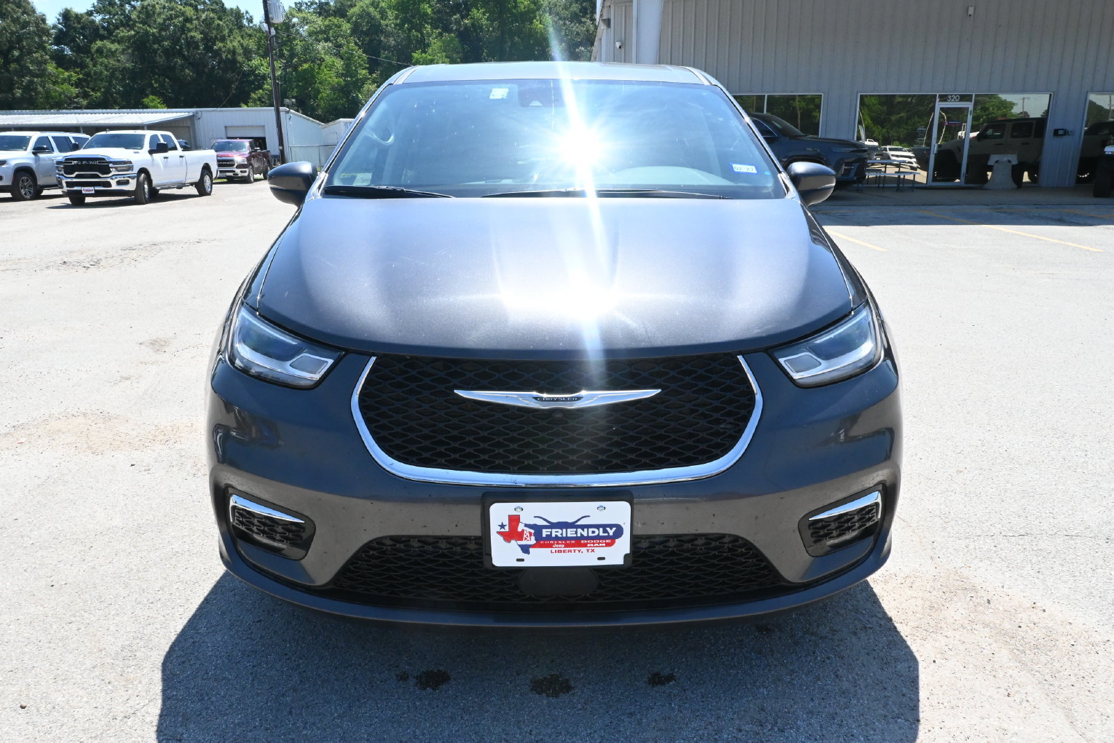 Used 2023 Chrysler Pacifica Touring-L FWD image 5
