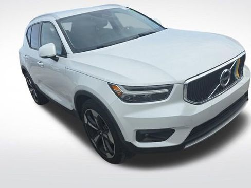 Used 2021 Volvo XC40 T4 Momentum w/ Protection Package Premier image 2