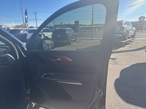 Used 2024 Chevrolet Traverse Z71 image 7