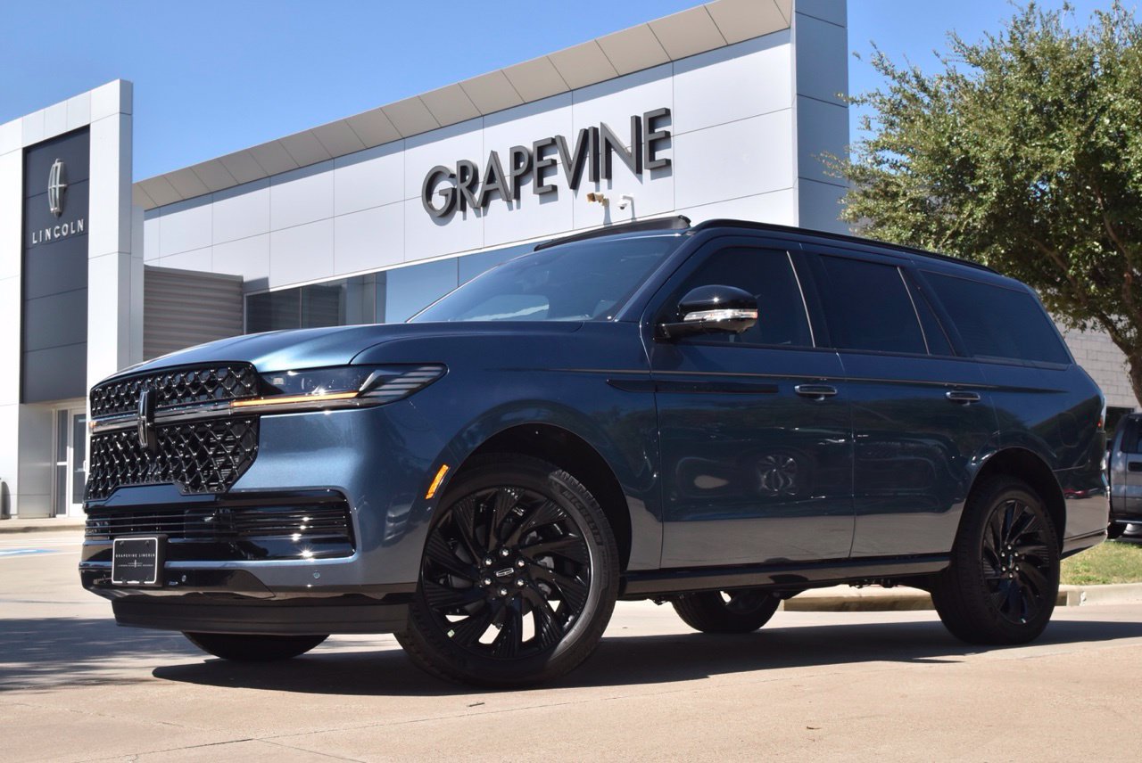 New 2027 Lincoln Navigator Reserve w/ Jet Appearance Package AWD/4WD image 1