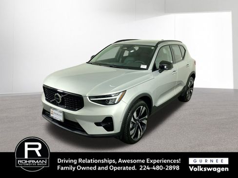 Used 2025 Volvo XC40 B5 Plus image 2