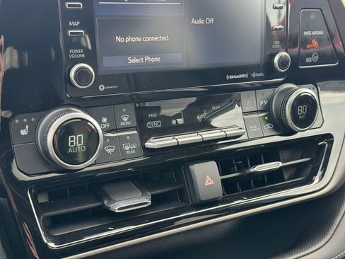 Used 2021 Toyota Highlander XLE AWD/4WD image 23