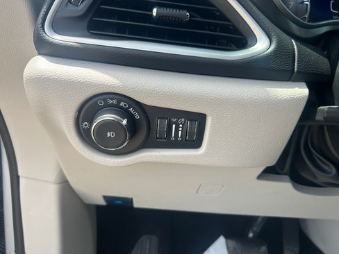 Used 2024 Chrysler Pacifica Touring-L FWD image 19