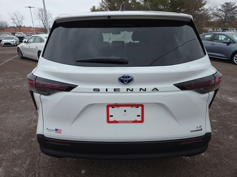 Certified 2024 Toyota Sienna LE image 4