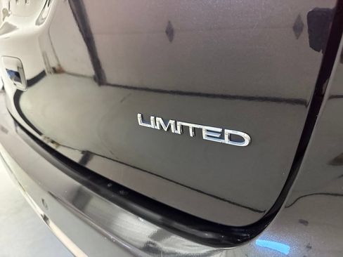 Used 2020 Chrysler Pacifica Limited FWD image 11