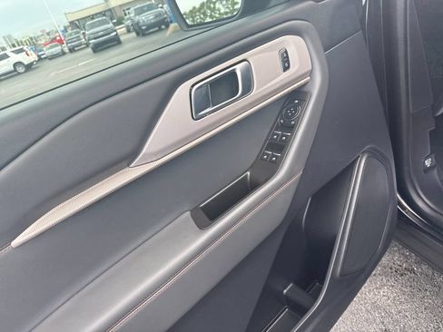 Used 2025 Ford Explorer Active AWD/4WD image 14
