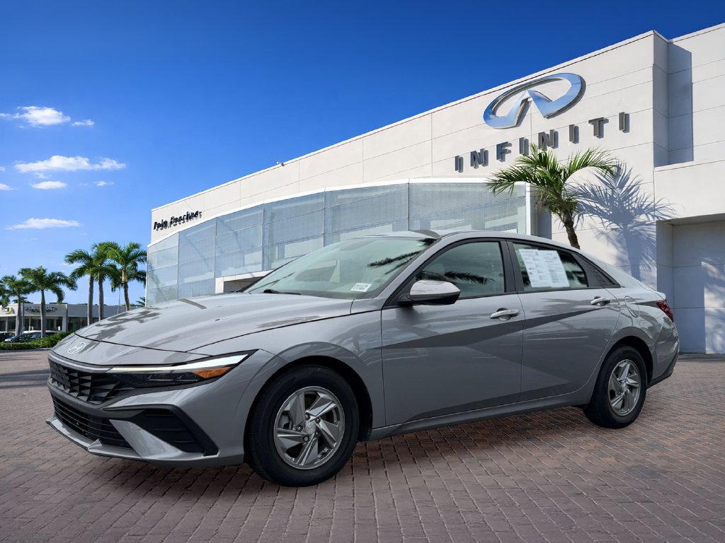 Used 2025 Hyundai Elantra SE FWD image 3