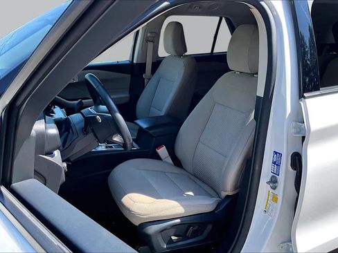 Used 2024 Ford Explorer XLT AWD/4WD image 8
