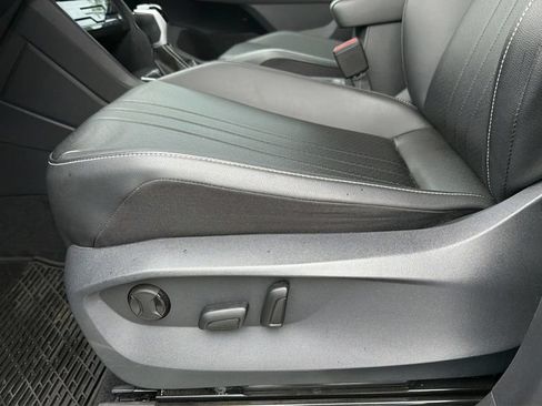Used 2023 Volkswagen Tiguan SE R-Line FWD image 17