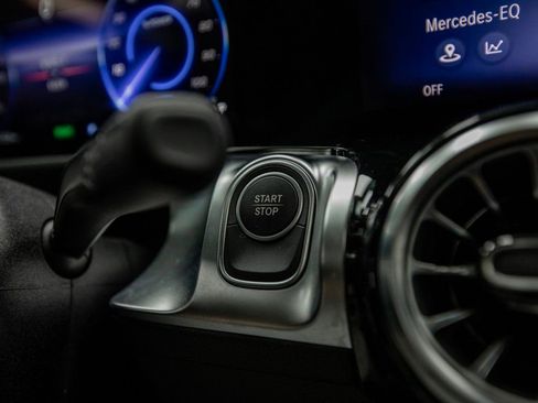 Used 2025 Mercedes-Benz EQB 300 4MATIC image 17