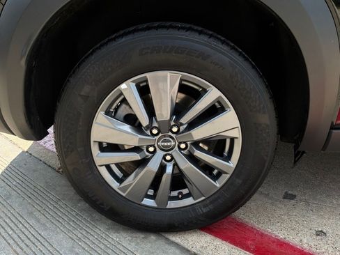 Used 2025 Nissan Pathfinder SV FWD image 9