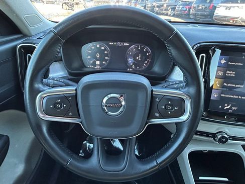 Used 2020 Volvo XC40 T4 Momentum w/ Premium Package image 22