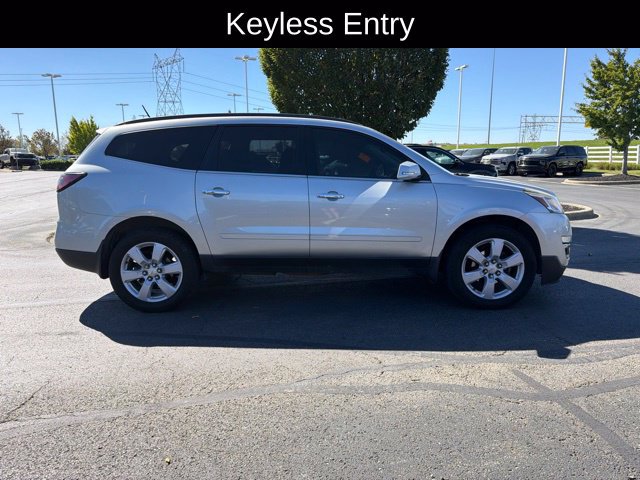 Used 2016 Chevrolet Traverse LT w/ Style and Technology Package FWD image 4