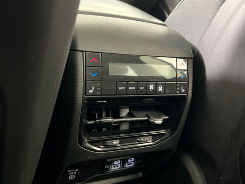 Used 2022 Jeep Grand Cherokee Overland w/ Luxury Tech Group IV image 27