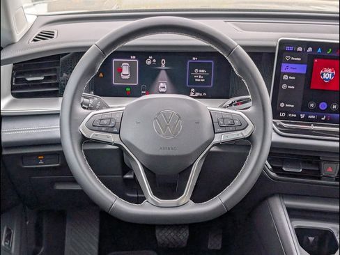 Used 2025 Volkswagen Tiguan SE image 12