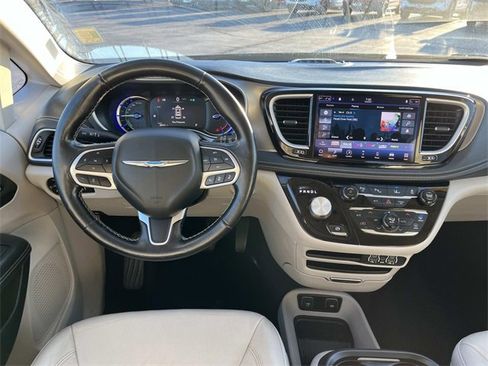 Used 2021 Chrysler Pacifica Touring-L image 11