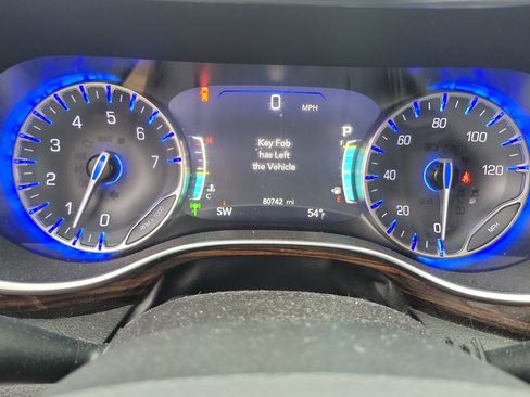 Used 2022 Chrysler Pacifica Limited w/ Uconnect Theater Family Group image 13