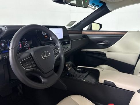 Used 2025 Lexus ES 350 w/ Premium Package FWD image 4
