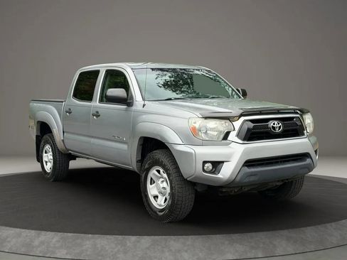 Used 2015 Toyota Tacoma PreRunner w/ SR5 Package RWD image 3