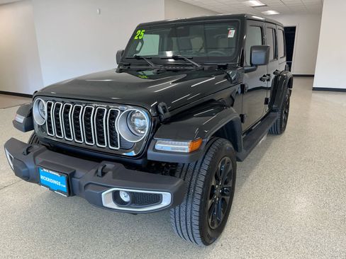 Used 2025 Jeep Wrangler Sahara AWD/4WD image 3