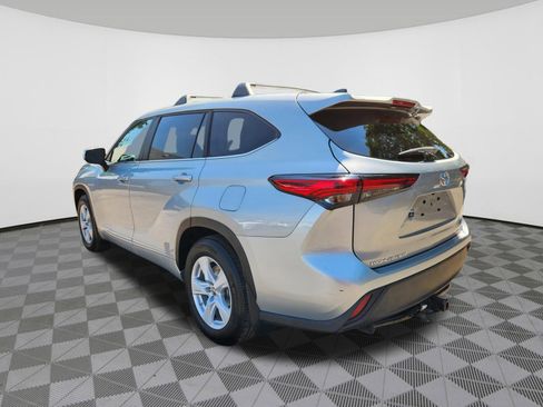Used 2023 Toyota Highlander LE AWD/4WD image 3