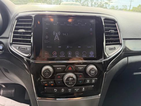 Used 2019 Jeep Grand Cherokee Laredo w/ Laredo X Package RWD image 18