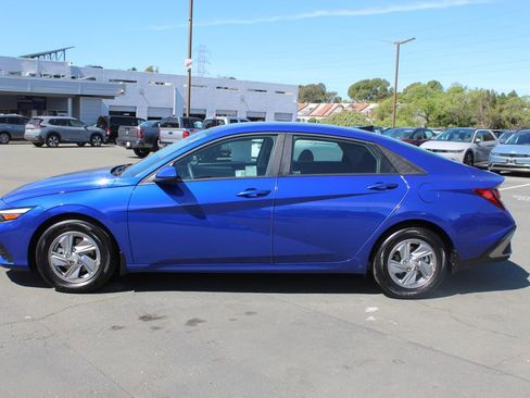 Used 2025 Hyundai Elantra SE image 2