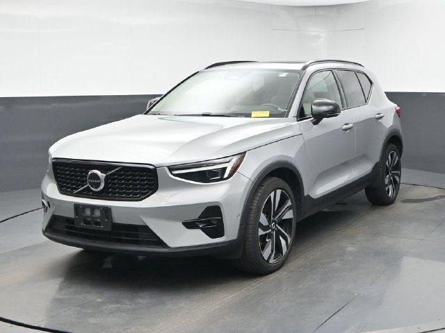 Used 2024 Volvo XC40 B5 Plus w/ Protection Package Premier AWD/4WD image 3