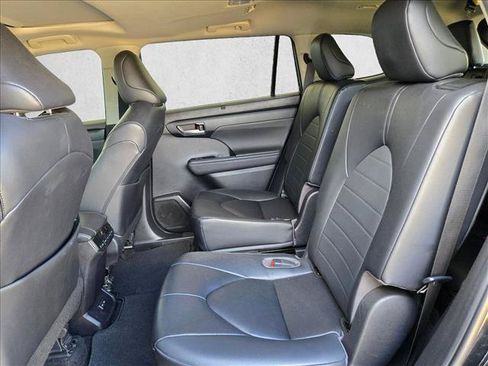 Used 2023 Toyota Highlander XLE FWD image 15