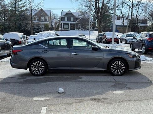 Used 2024 Nissan Altima 2.5 SV image 2