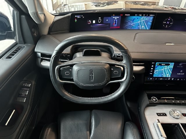 Certified 2025 Lincoln Navigator Reserve AWD/4WD image 13