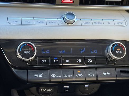 Certified 2025 Hyundai Elantra Limited FWD image 25