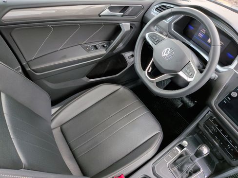 Used 2022 Volkswagen Tiguan SE FWD image 32