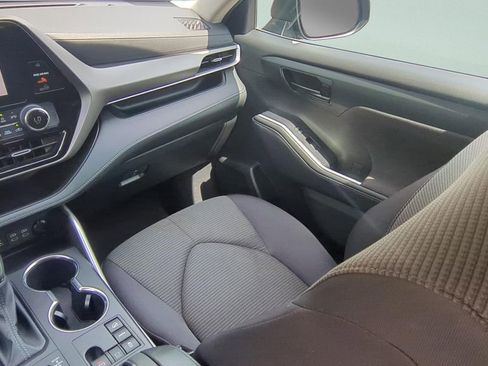 Used 2024 Toyota Highlander LE AWD/4WD image 13