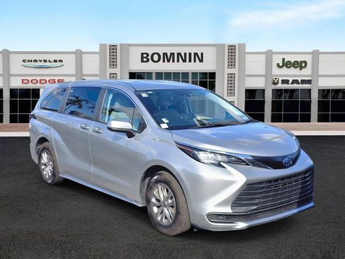 Used 2023 Toyota Sienna LE image 2