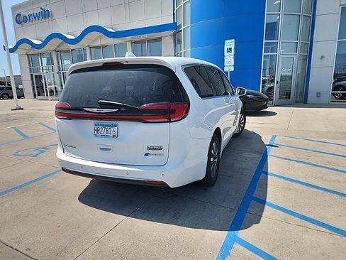 Used 2022 Chrysler Pacifica Touring-L FWD image 12