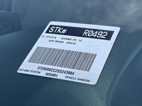 Certified 2025 Toyota Sienna LE FWD image 32