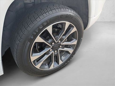 Certified 2022 Jeep Grand Cherokee Overland w/ Luxury Tech Group IV RWD image 22