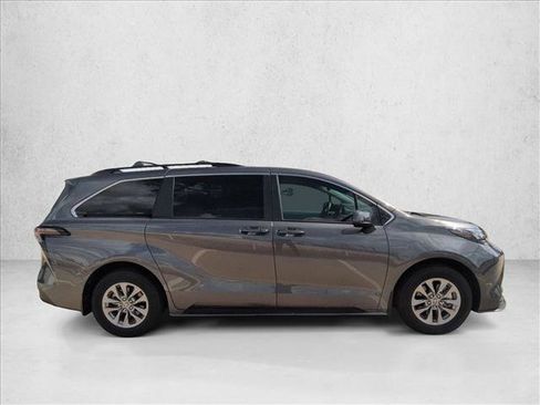 Used 2025 Toyota Sienna LE FWD image 4