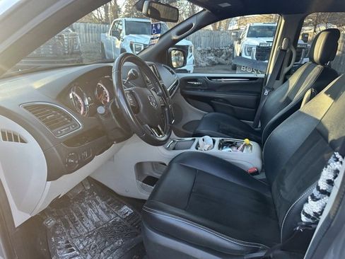 Used 2019 Dodge Grand Caravan SXT image 5