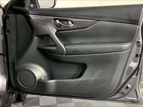 Used 2018 Nissan Rogue S image 28