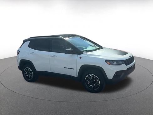 Used 2025 Jeep Compass Trailhawk AWD/4WD image 2