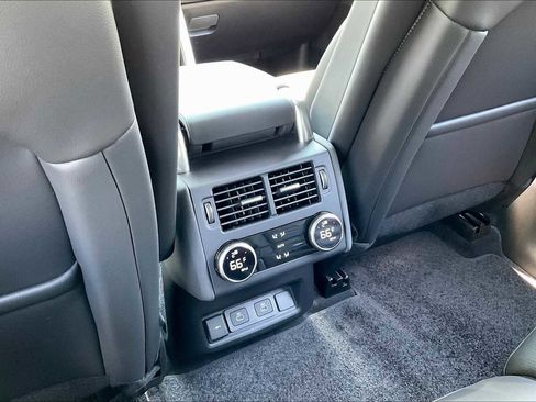 New 2025 Land Rover Discovery Dynamic SE image 16