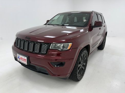 Used 2017 Jeep Grand Cherokee Altitude image 4