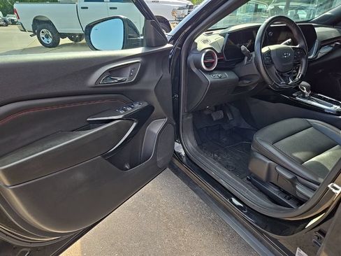 Used 2025 Chevrolet Trax RS w/ Sunroof Package FWD image 29