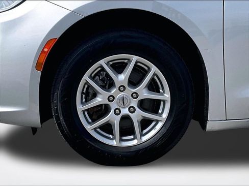 Used 2024 Chrysler Pacifica Touring-L FWD image 10