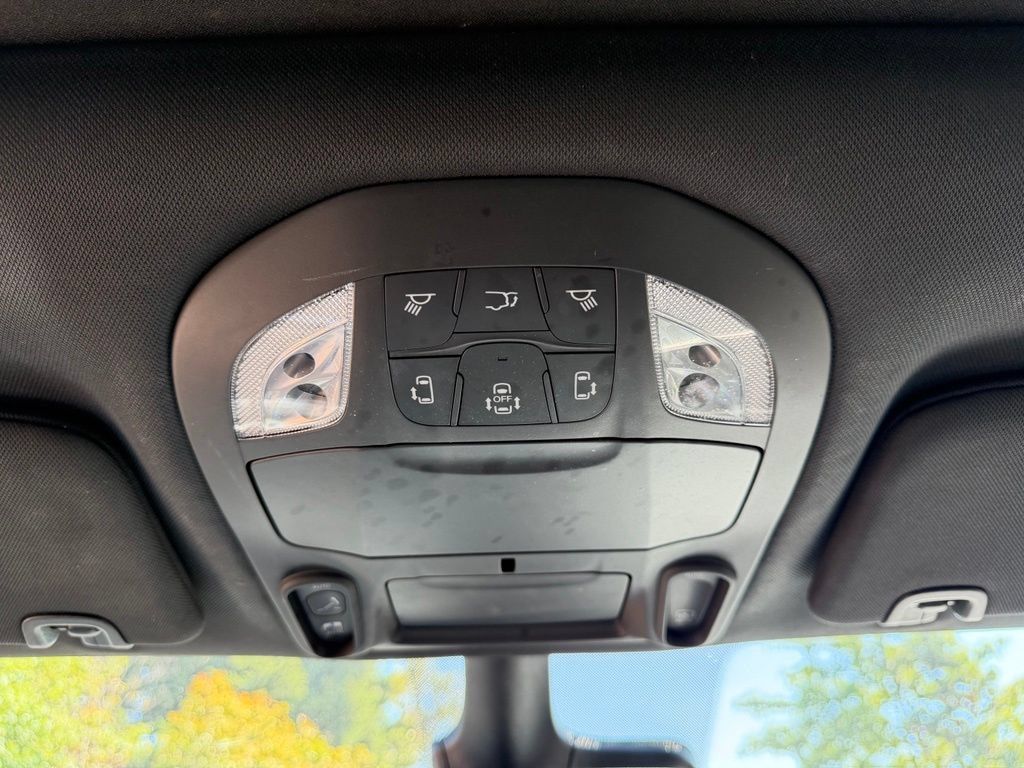 Used 2025 Chrysler Pacifica Limited FWD image 29