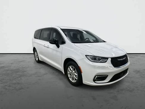 Used 2025 Chrysler Pacifica Select FWD image 6