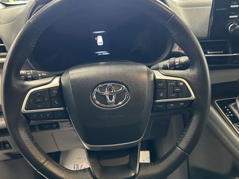 Used 2022 Toyota Sienna XLE image 20
