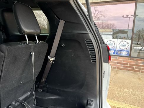 Used 2025 Chrysler Pacifica Select image 21